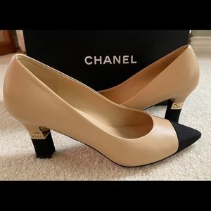 Lady of the ring chanel pumps